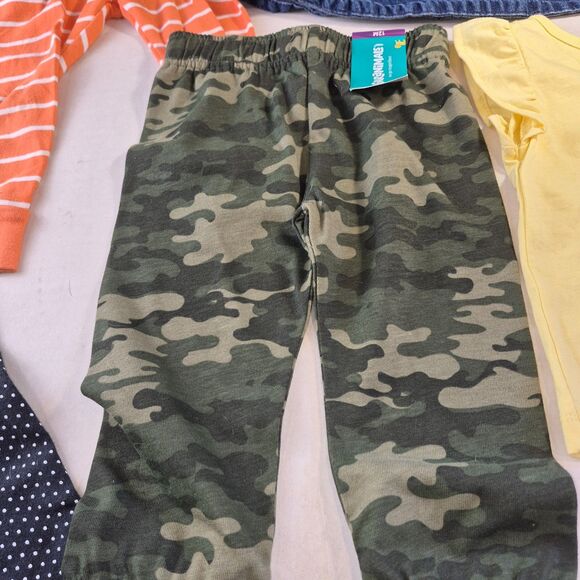 6 PC, 1 Shirt, 2 Panrs, 1 Sleeper, 1 Halloween Outfir and 1 Overall Skirt, 12 M. - Picture 15 of 16